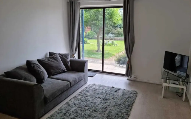 360 Serviced Accommodations - Waterfront Retreat - Modern Apartment