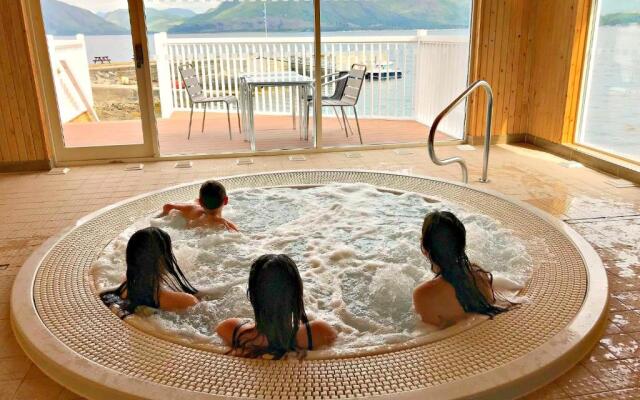 Holly Tree Hotel, Swimming Pool & Hot Tub