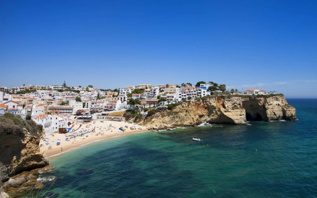 Colina Village