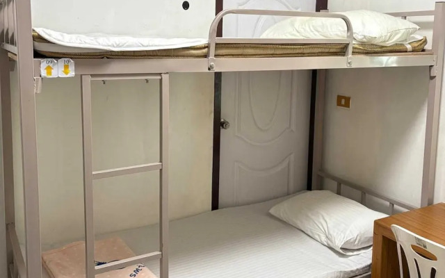 OYO 75577 Palace Hostel