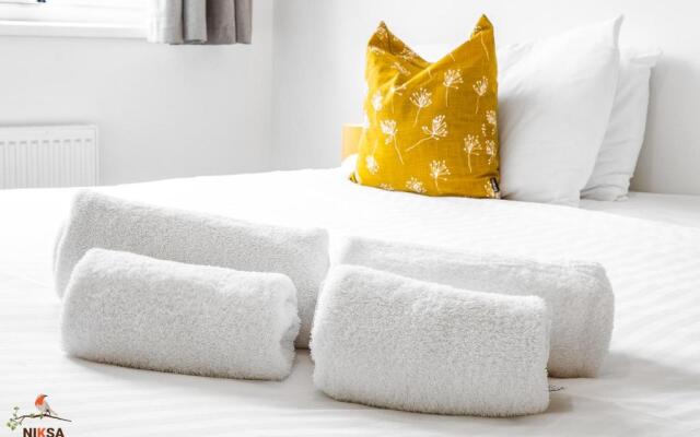 NIKSA Serviced Accommodation - 3 bedroom house