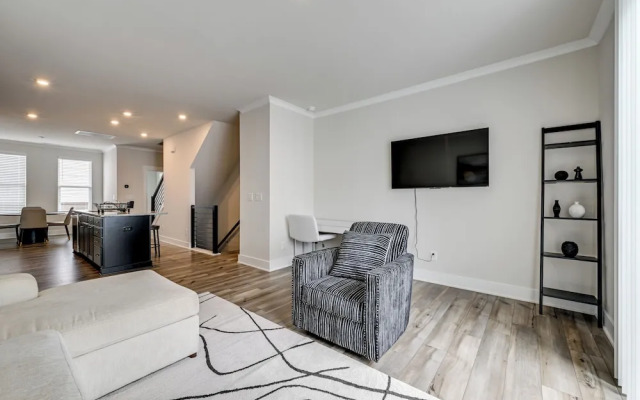 2 Mi to Uptown Charlotte: Family Townhome!