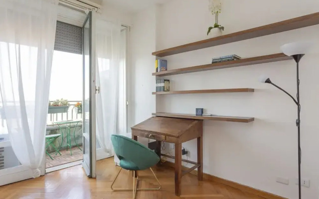 Skyline view Biancamano 1 bdr with balcony by Rentopolis