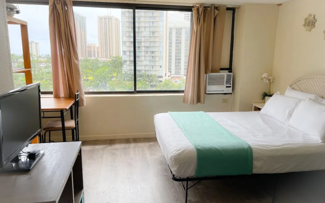 Hawaiian Monarch 1105 Condo by RedAwning