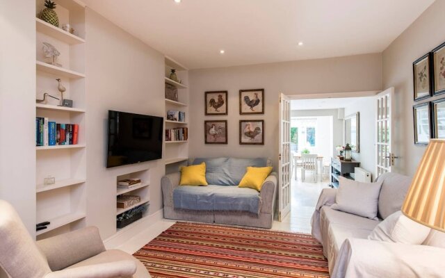 Delightful 2-bed Home, Fulham