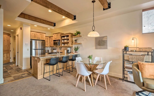 Walkable Park Mountain Getaway: Hot Tub & Views!