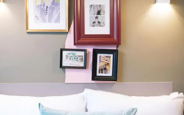 The Warwick by Aura Collection