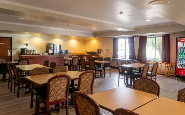 Red Roof Inn & Suites Indianapolis Airport