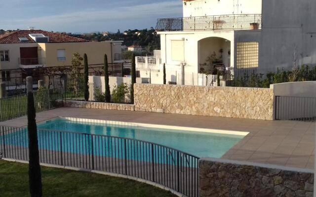 Apartment with swimming pool and garage in a standing residence
