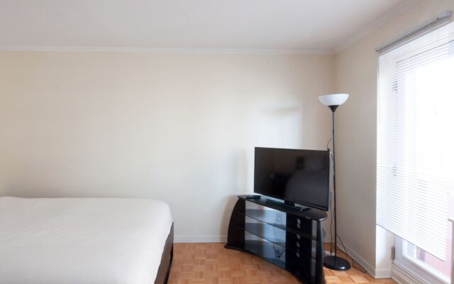 Comfortable Downtown Studio Apartment by Namastay