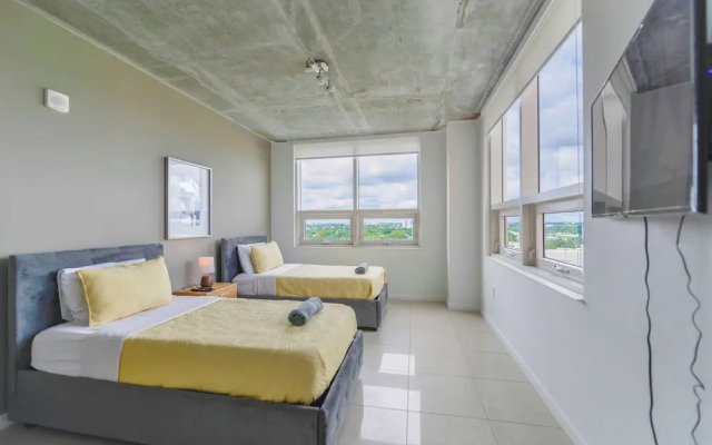 Lovely Condo|Pool & Parking at Midblock