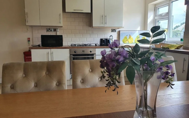 5-bed House With Separate Living Room