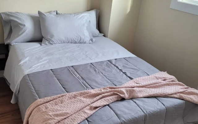 Modern 2BR Near Downtown & Expo Centre