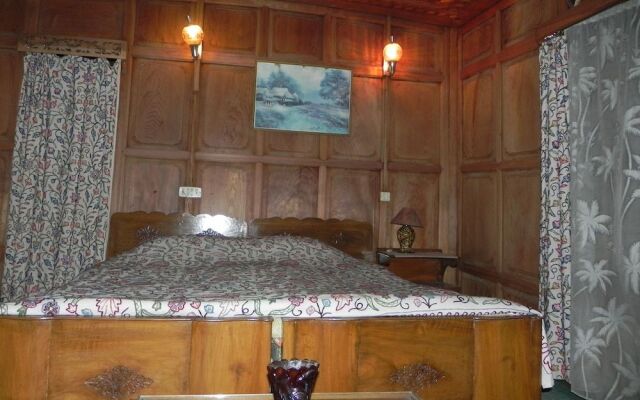 Shabrose Heritage Houseboats