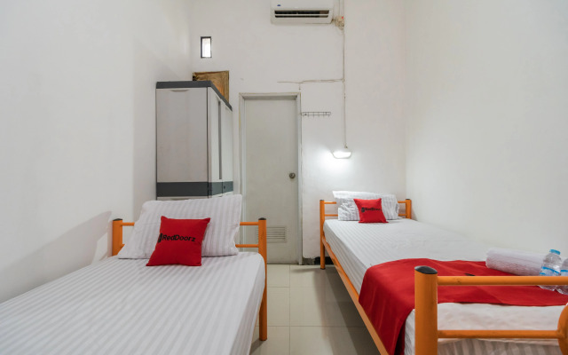 RedDoorz near Terminal Bubulak Bogor