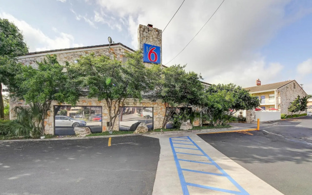 Motel 6 San Antonio, TX - Northwest Medical Center
