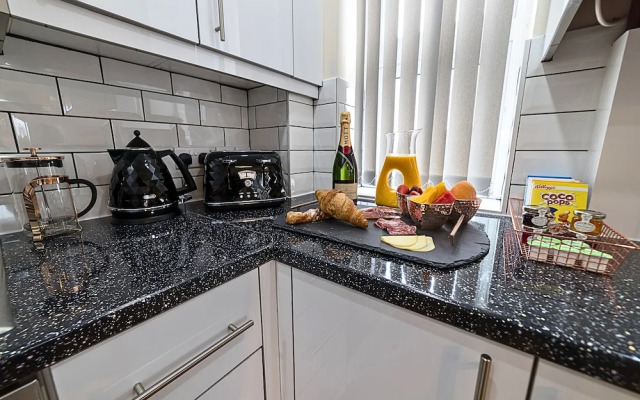 Heathrow Clean 2Bedroom Apt with Parking