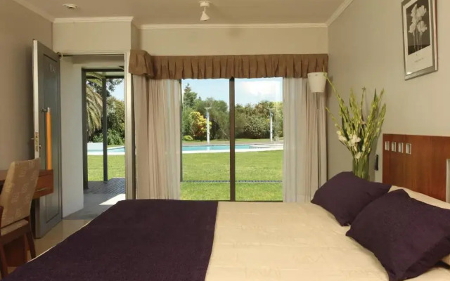 Camberland Resort & Suites Pilar