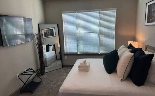 Ebony Ivory Midtown King Bed