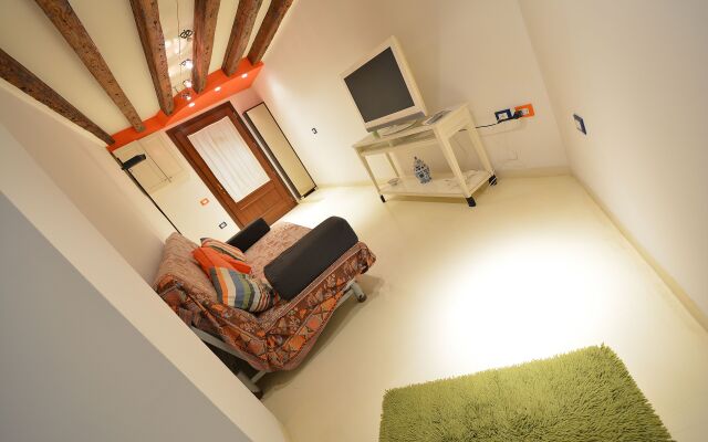 BIENNALE EASY aircond, 2pax wifi,courtyard