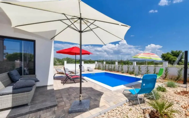 Villa Sunrise With Outdoor Pool