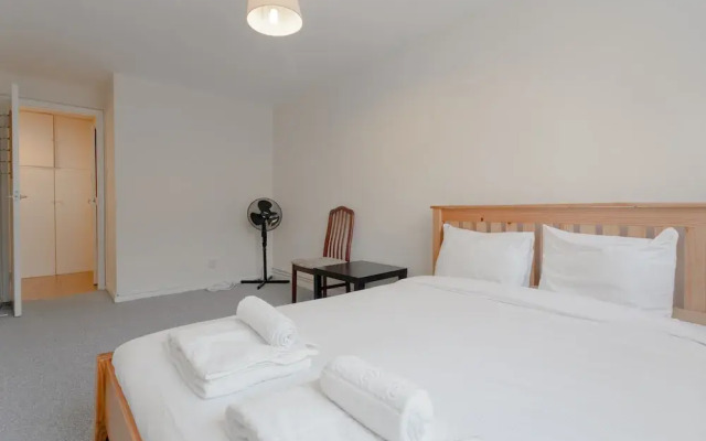 Spacious 2 Bedroom House in Bow