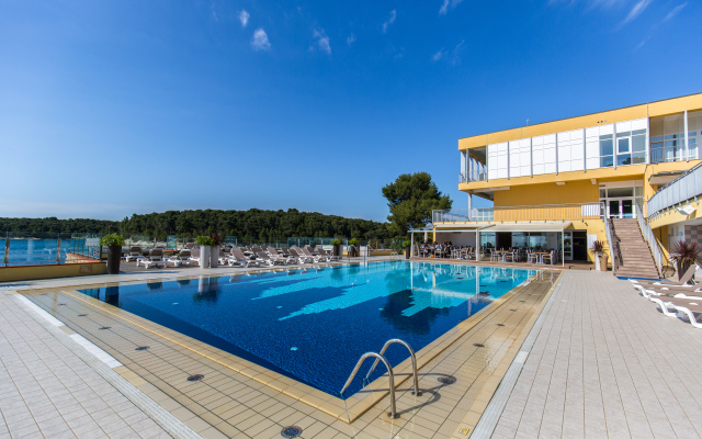 Splendid Golden Rocks Resort