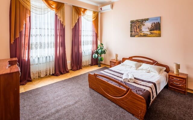 Three rooms in the center on Kulisha