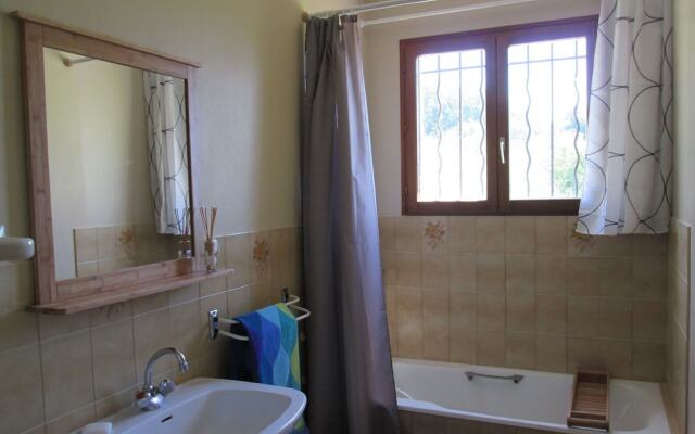 Cozy Holiday Home Near Forest in Lerné