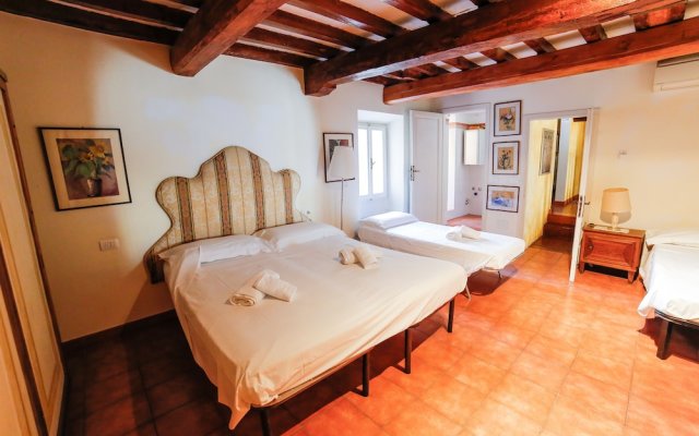 Traditional apt Close to The Duomo - private yard!