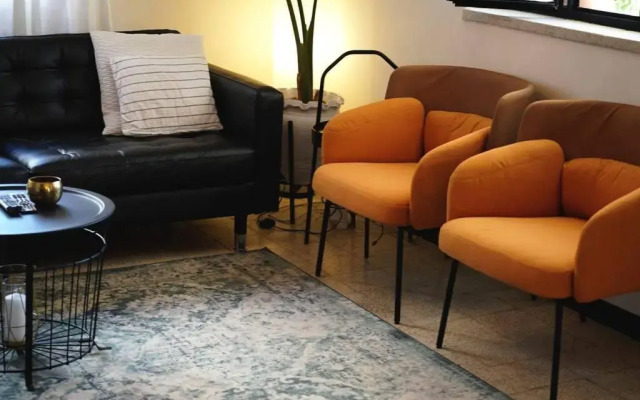 Inspiring 3Bed Unit with Sunny Balcony & Fireplace