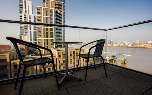 Stunning 2 Bed Home + Balcony Overlooking Thames