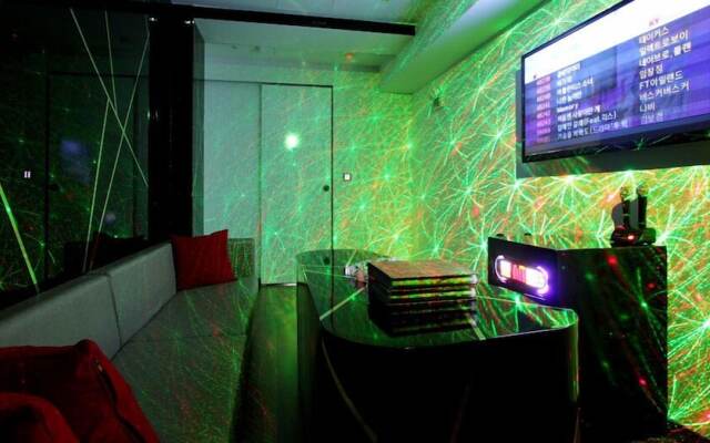 Rich Diamond Hotel