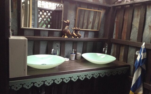 Siri Suvan at Rambuttri Guest House