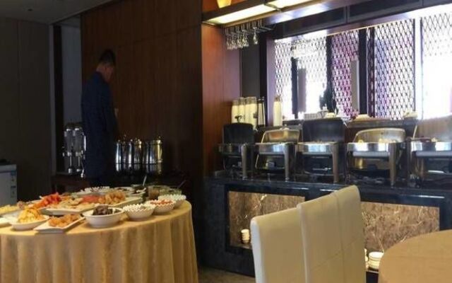 Yancheng Youth Club and Reading Hotel