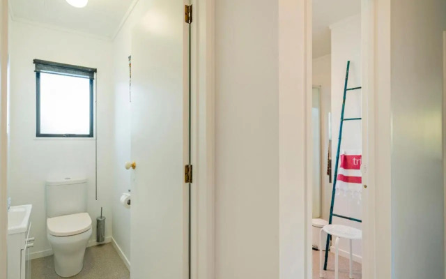 Manuka Bach - Matarangi Holiday Home