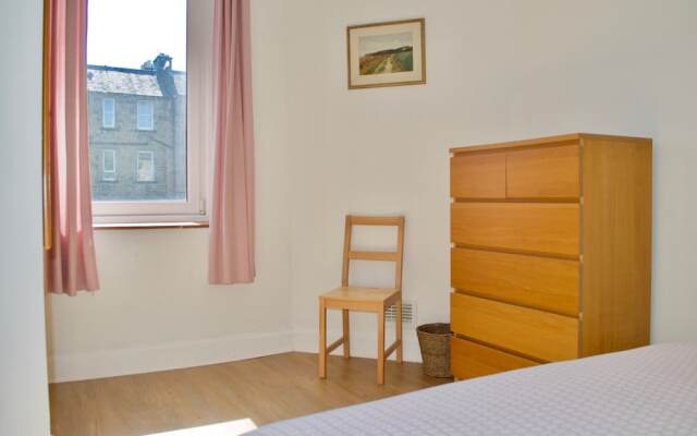 Bright 1 Bedroom Flat Near Leith
