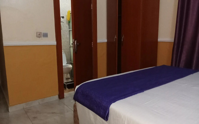B's Hive Hotel & Suites