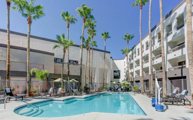 Hilton Phoenix Airport