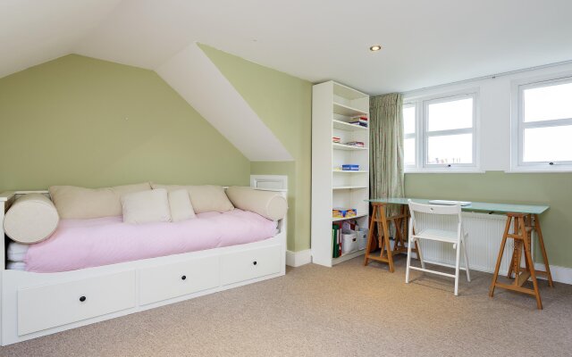 Veeve  4 Bed Family Home With Garden Walkway Fulham
