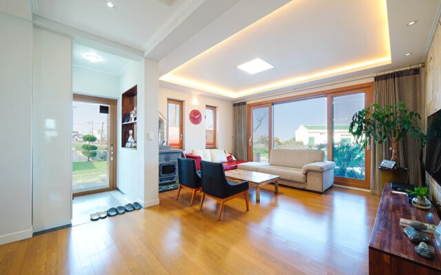 Jeju Dongmun Byeoljang Pension