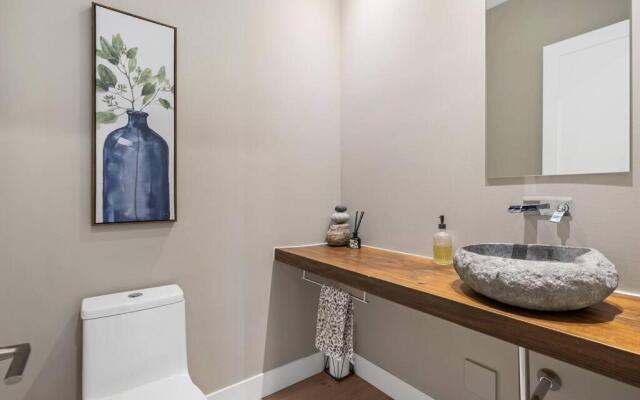 Newly Modern House w/ urban landscape of Kelowna!！