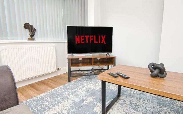 Cosy 3 bed with Parking- Family and Contractors