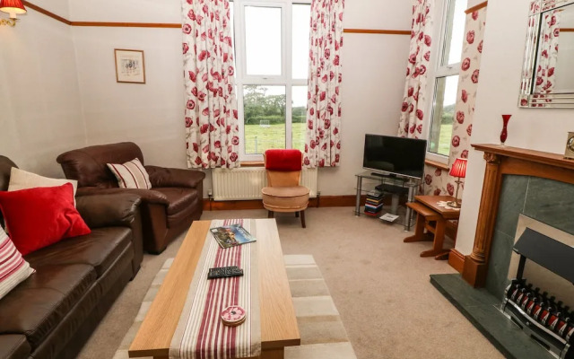Dinas Farmhouse Annex
