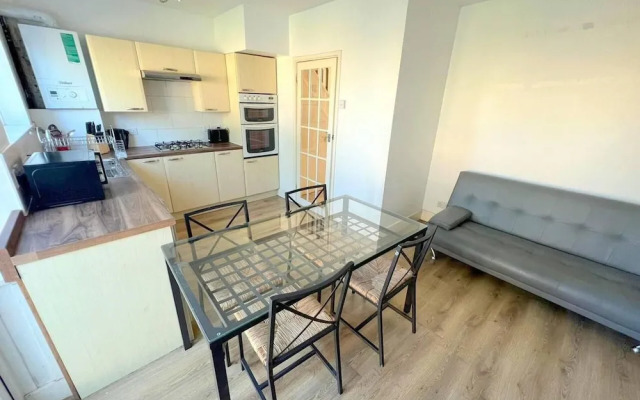 Spacious 4-bed House in Thornton Heath