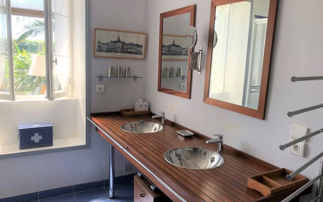 Charming Sea View Stay, 50m Close