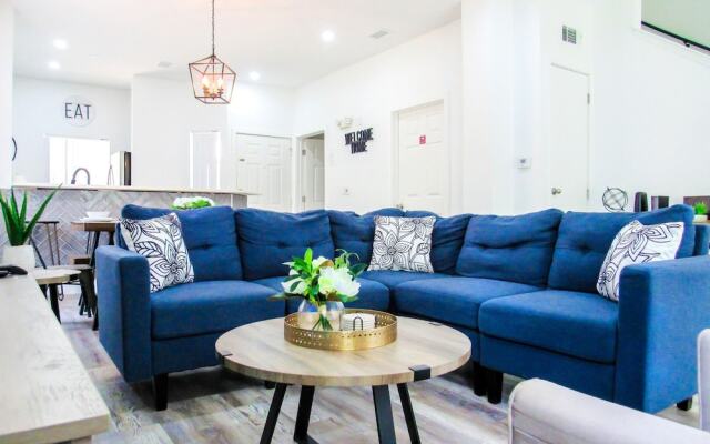 Stylish 3 Bedroom Home Private Balcony Patio