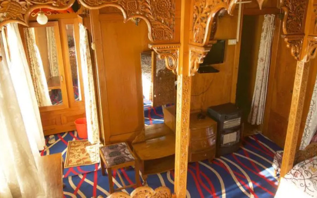 Houseboat Heaven Breeze