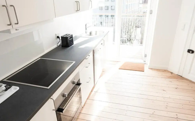 Beautiful 2-bed w Large Balcony