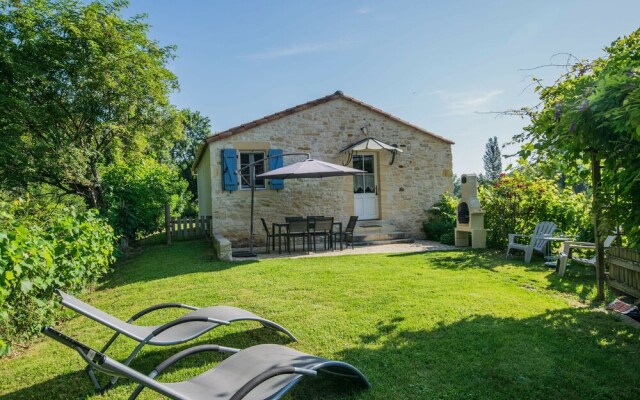 Peaceful Holiday Home Saint-Martin-le-Redon with Pool